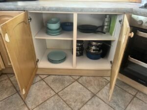 airbnb-kitchen-cupboard-organisation