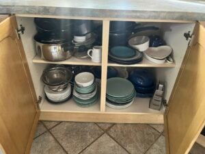 airbnb-kitchen-cupboard-organisation